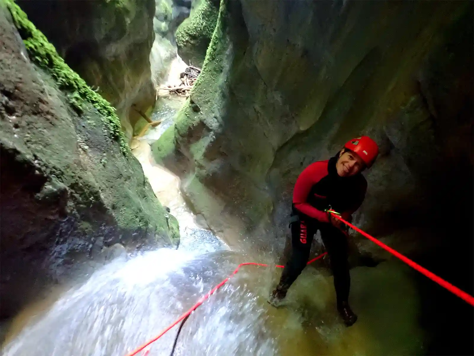 Descente en rappel encadrée pendant une sortie canyon au ruisseau des Carmes, sécurité et progression.