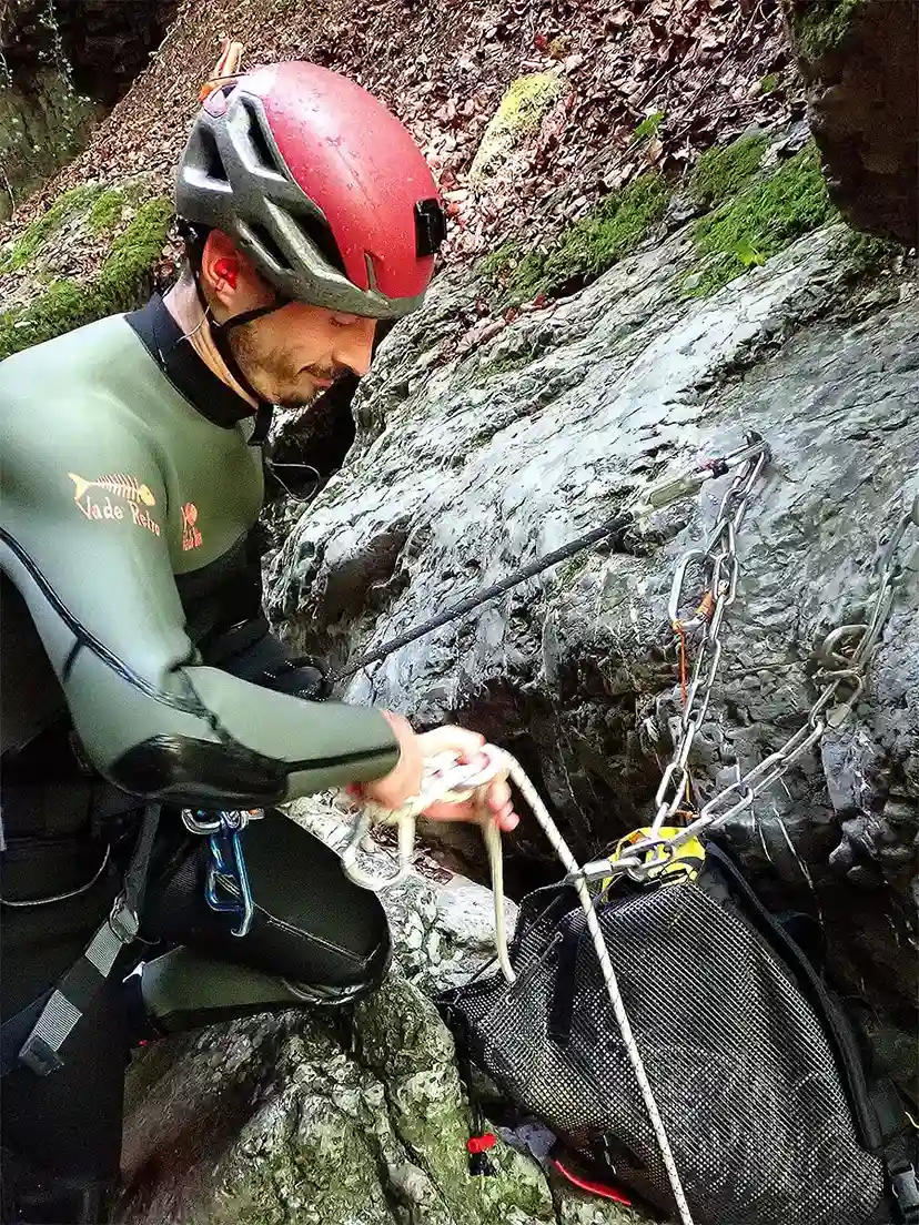 Equipement d'un relais pendant un stage autonomie en Canyoning à Grenoble 