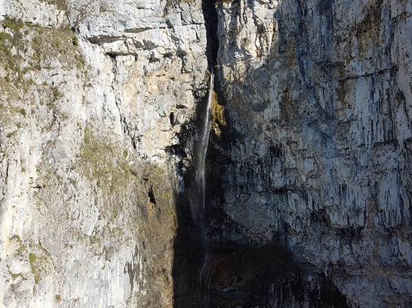 Canyon du Ruzand – Vue drone sur la cascade de 150 m Vercors canyon du Ruzand Vercors grande verticale 150m rappel sportif printemps