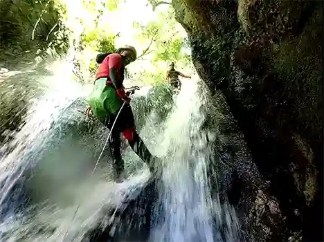 Descente en rappel dans une cascade lors d'une sortie canyoning à Grenoble avec Canyon Life