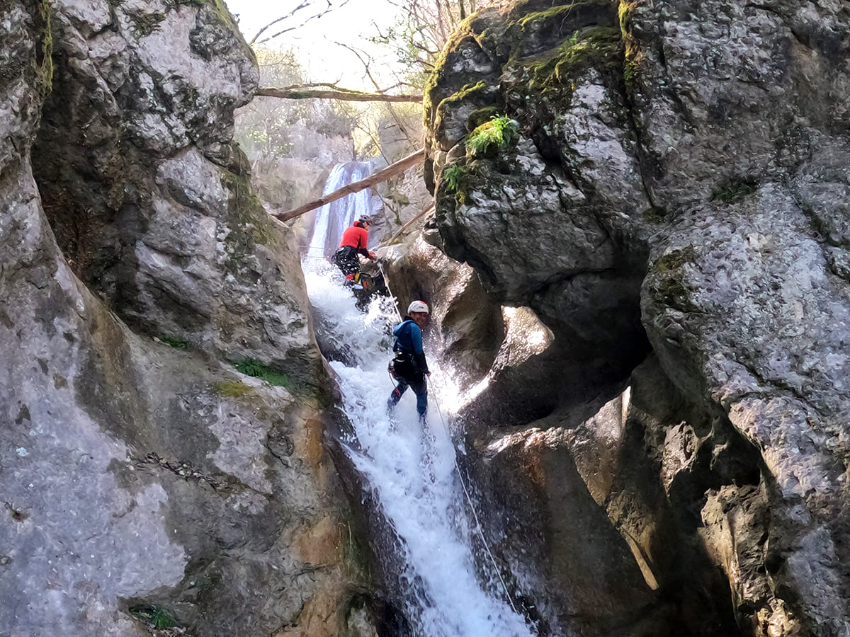Gorge encaissée et rappel dans le canyon de la Pissarde – Claix canyon de la Pissarde Chartreuse grande cascade rappel 80m Grenoble
