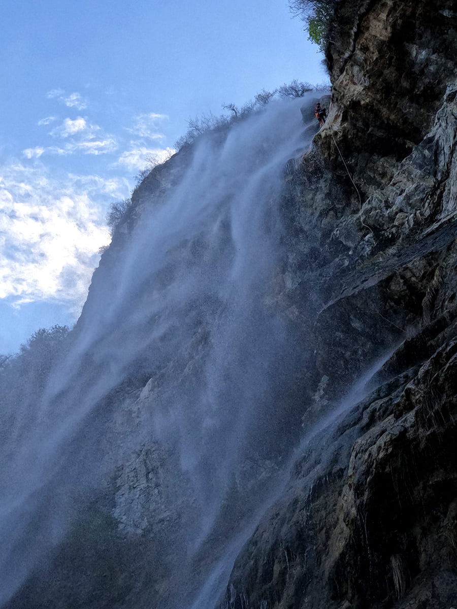 La cascade d’Allières 80 mètres – Canyon de la Pissarde Intégrale Vue aérienne de la cascade d'Allières de 80 mètres dans le canyon de la Pissarde à Claix