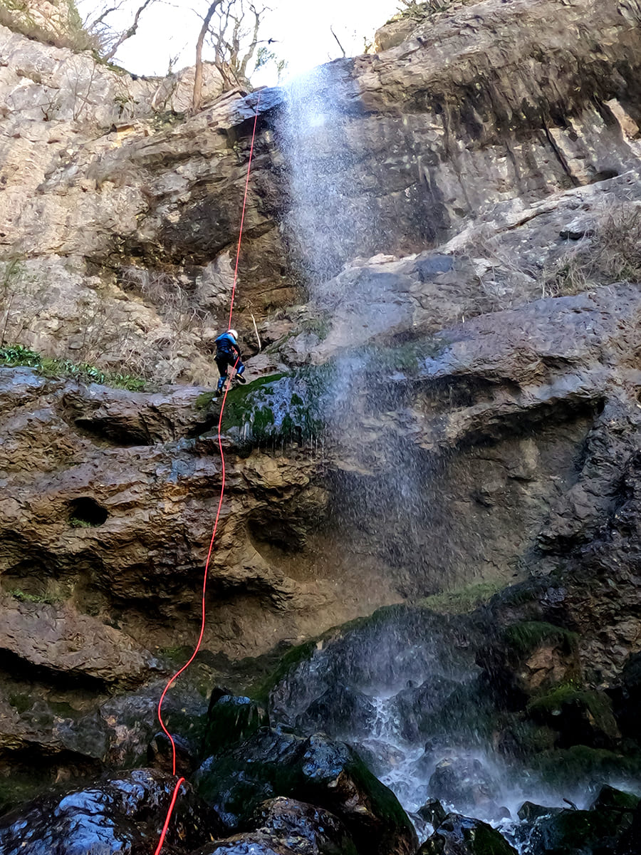 Rappel sous cascade dans la partie basse des Écouges