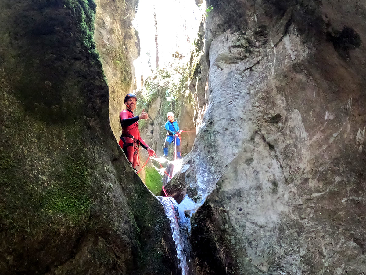 Rappel dans la gorge encaissée du canyon du Malin canyon du Malin Vercors rappel cascade encaissé printemps Grenoble