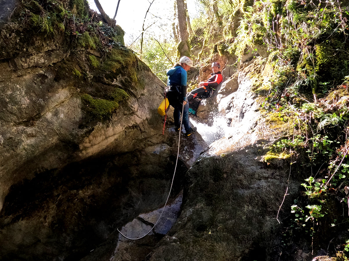 Canyoniste en rappel sur une cascade dans le canyon de la Pissarde à Claix