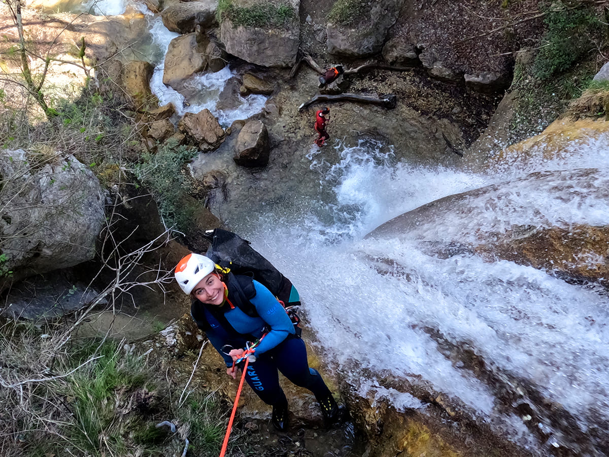 Canyoniste en rappel dans le jet d'une cascade du canyon de la Pissarde