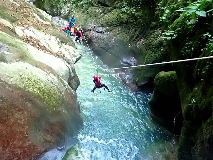 Tyrolienne dans le canyon du Furon partie haute, Engin