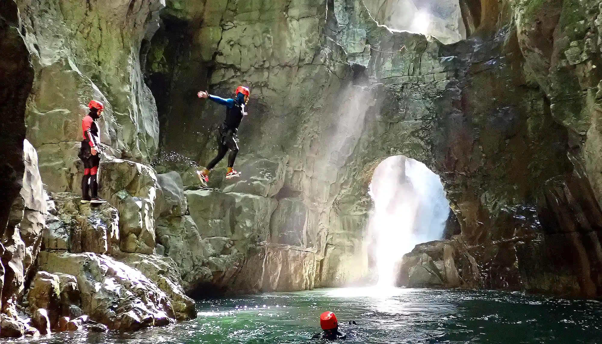 Saut dans les gorges de Chailles en Chartreuse – canyoning encadré par un guide diplômé d'État avec Canyon Life