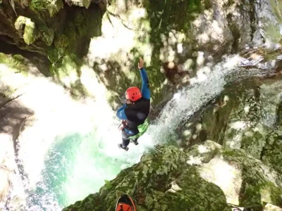 canyon-des-ecouges-saut-piscine-naturelle Saut dans une piscine naturelle dans le canyon des Ecouges canyoning, Vercors