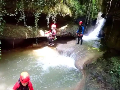 canyon-du-grenant-paysage-eau-sauvage Groupe en combinaison néoprène progressant dans une vasque sous une cascade du canyon du Grenant