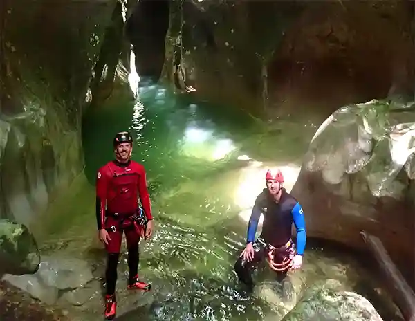 Deux canyoneurs dans la gorge encaissée du canyon du Groin, eau turquoise, massif du Bugey dans l'Ain