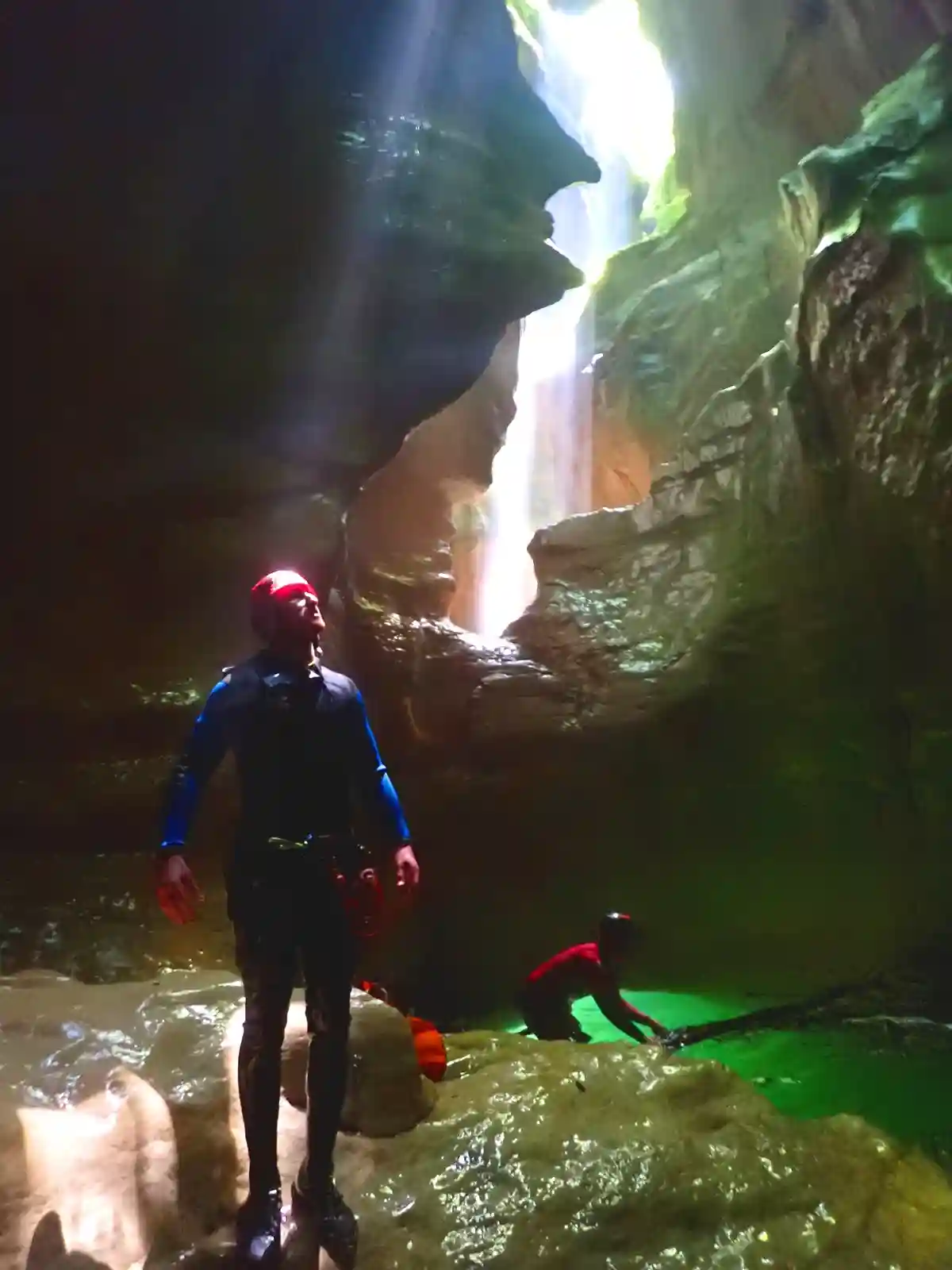 canyon-groin-passage-obscur-rayon-lumiere-ain Passage obscur dans le canyon du Groin, rayon de lumière filtrant entre les parois, canyoning dans l'Ain avec Canyon Life