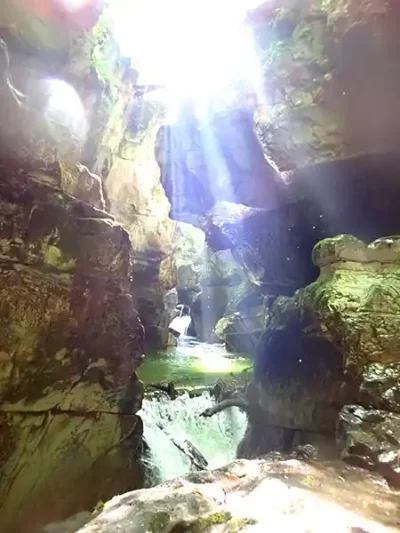 canyoning-valence paysage dans une gorge encaissée dans un canyon autour de valence
