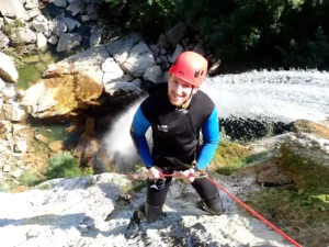 Canyoneur au départ du rappel de 60 mètres sur la cascade de Cerveyrieu, canyoning dans l'Ain avec Canyon Life