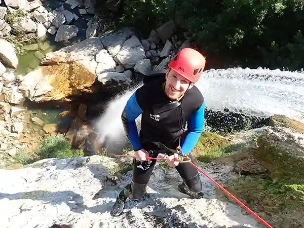 Descente en rappel sous la cascade de Cerveyrieu lors d'une sortie canyoning dans l'Ain dans le massif du Bugey