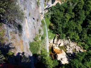 Vue aérienne de la cascade de Cerveyrieu et ses 60 mètres de chute dans les gorges du Séran, Artemare, Ain