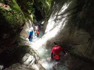 Passage en étroiture au canyon des Moules Marinières en Isère