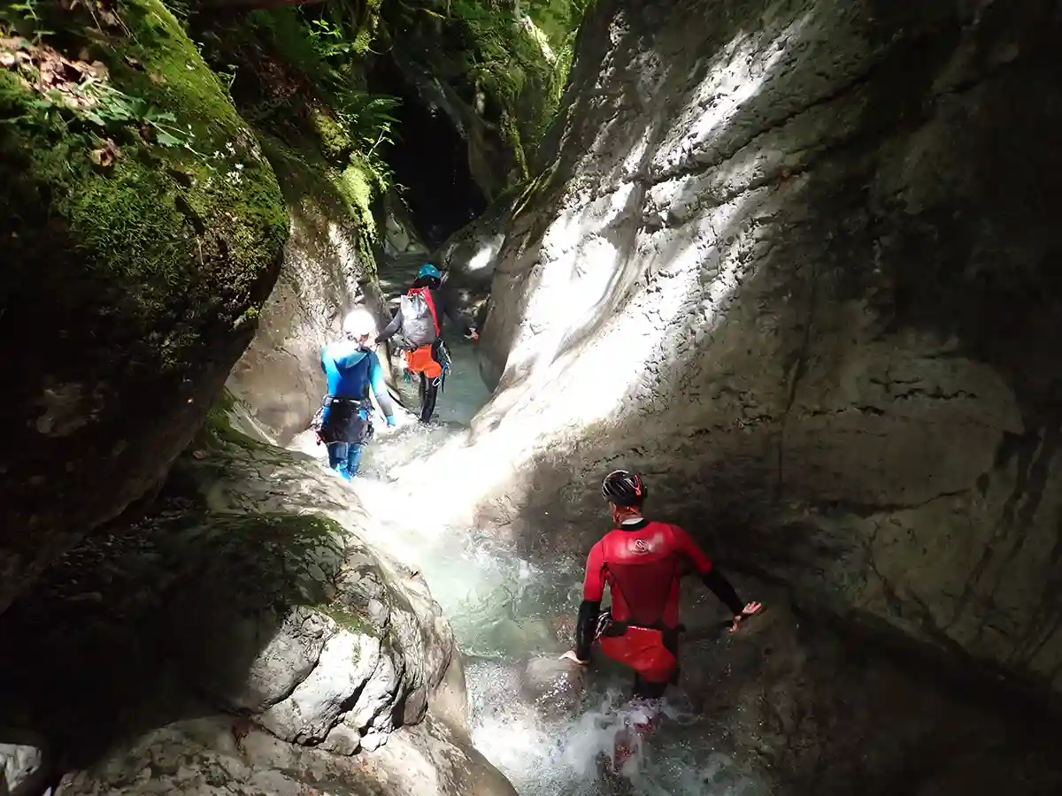 Passage en étroiture au canyon des Moules Marinières en Isère