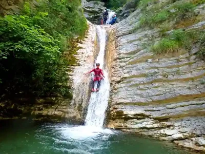 canyon-moules-marinieres-toboggan-falaise-vercors Toboggan dans le canyon des moules Marinières dans le Trièves