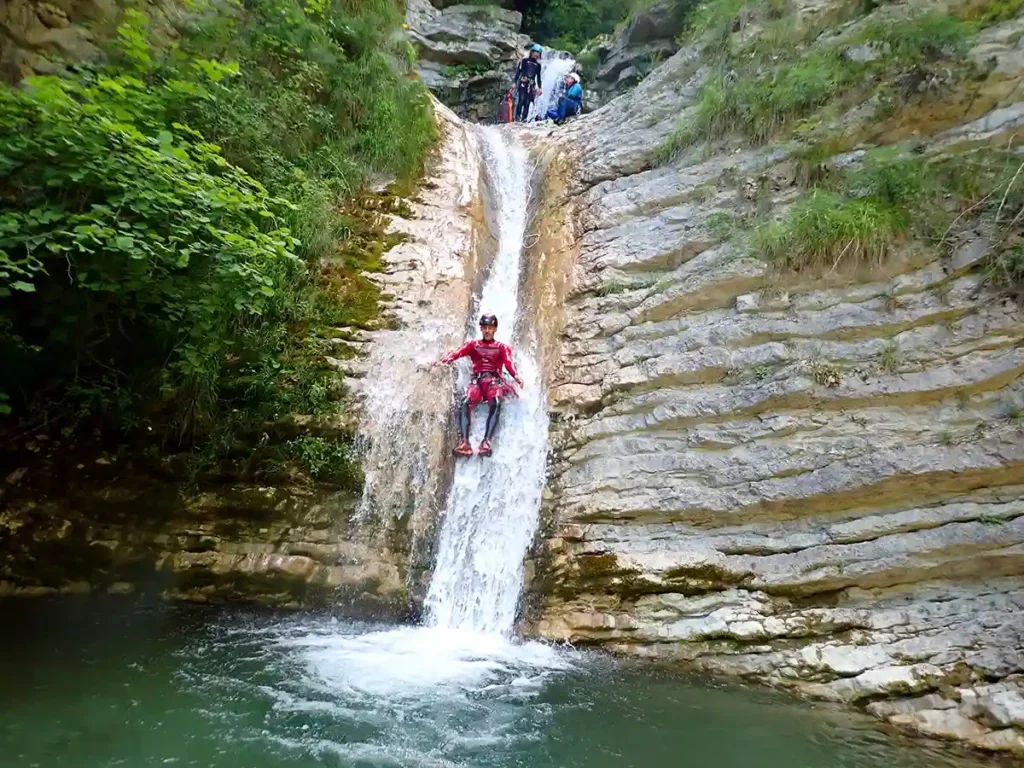 Descente en toboggan dans les falaises du canyon des Moules Marinières
