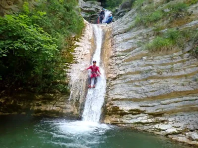 canyon-moules-marinieres-toboggan-trieve Descente en toboggan dans les falaises du canyon des Moules Marinières