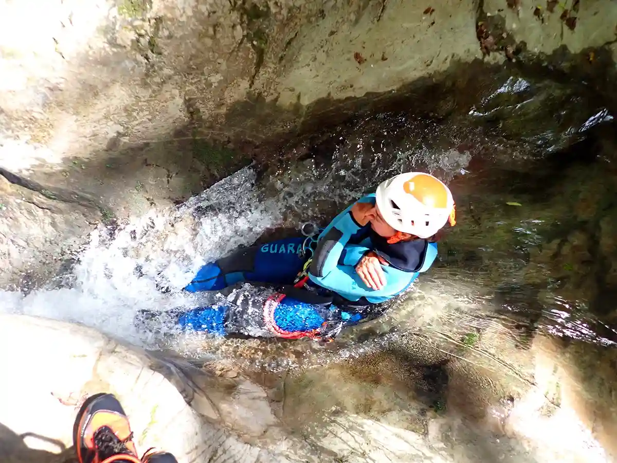 toboggan dans une cascade au canyon des Moules Marinières près de Grenoble