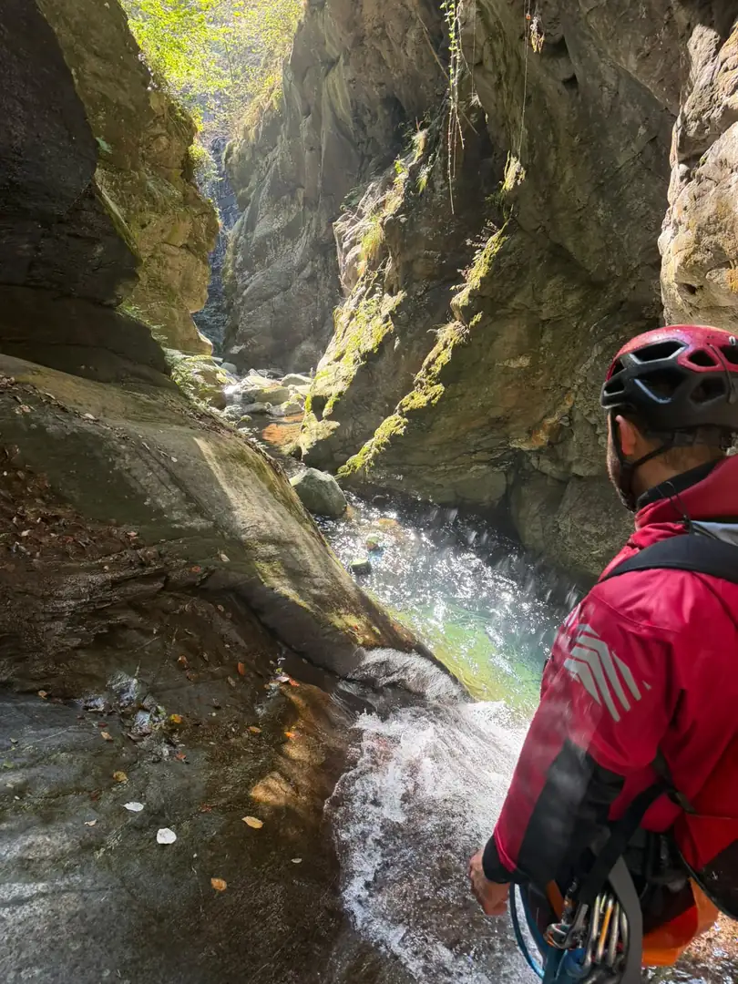 Guide au départ d'un toboggan dans les gorges du Variola supérieur, Val d'Ossola